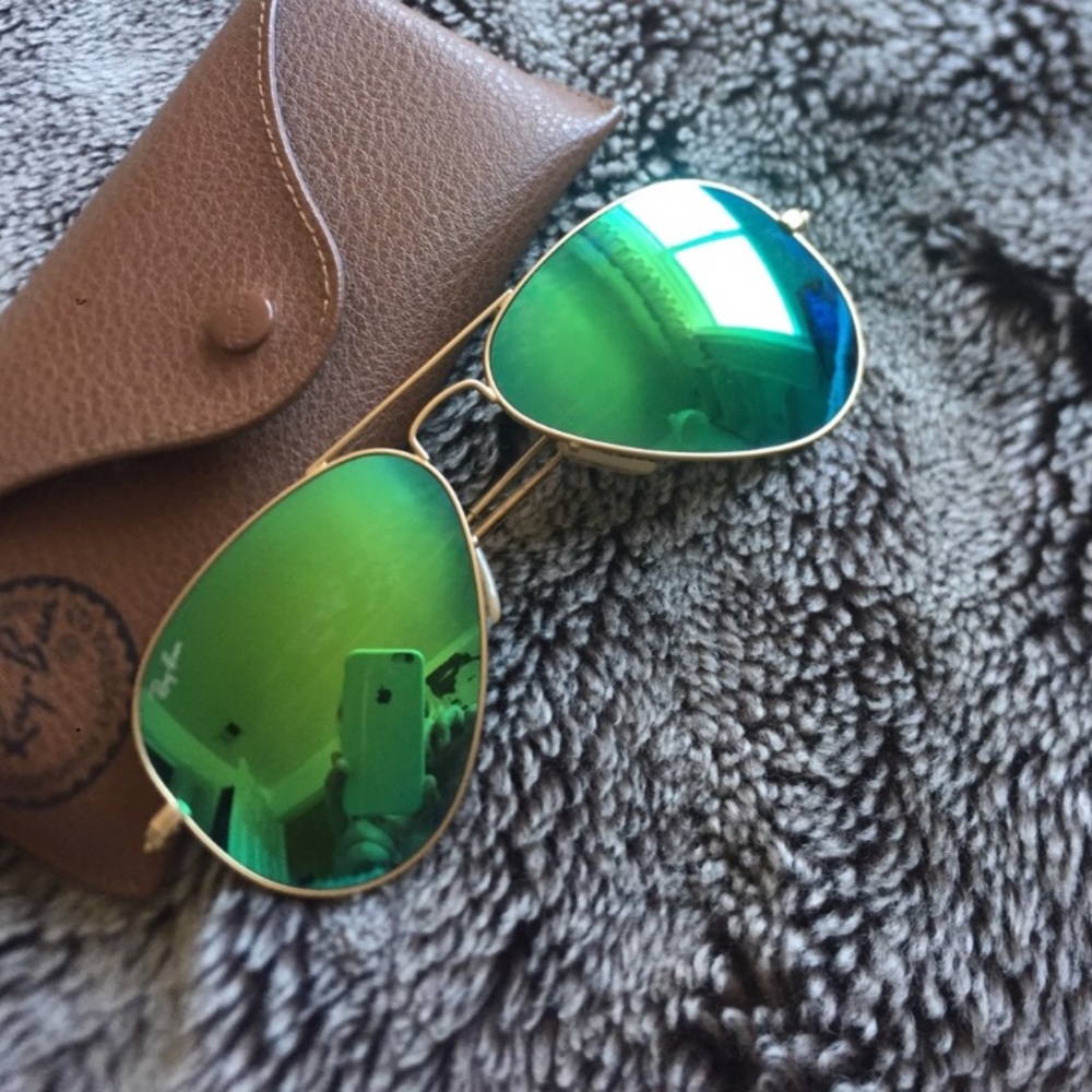 Green mirrored raybans
